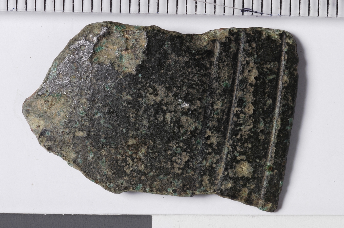 MALV: H. 28, 5 MM, SVAKT BUET RANDFRAGMENT MED TO PARALLELLE STREKERLANGS RANDEN. 