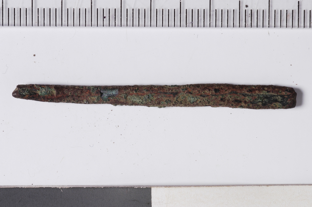 MÅL: L. 4, 8 CM STØRSTE B. 0, 4 CM