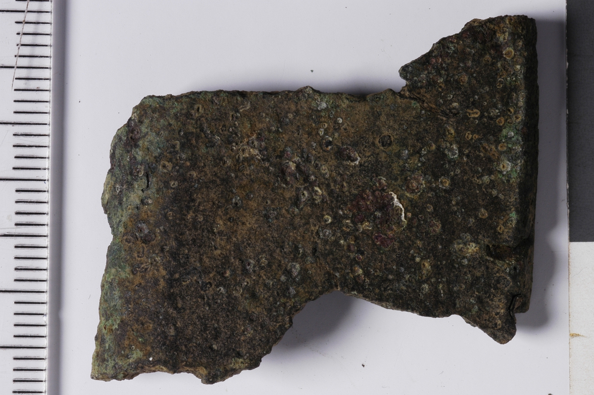 MÅL: H. 3, 8 CM L. (RAND) 2, 8 CM, Randskår.