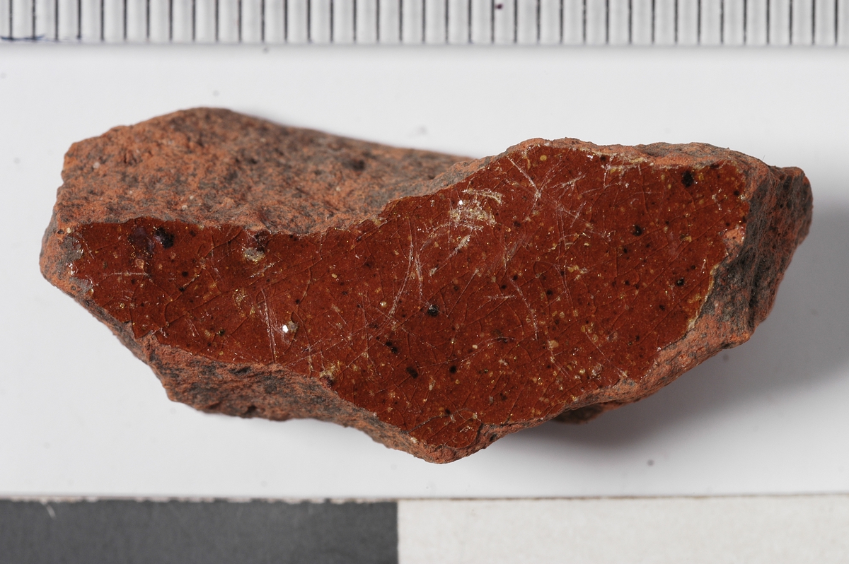 A: BEIN TIL KOKEPOTTE, UGLASERT, AVSKALLET PÅ ENE SIDEN.  B: INNSIDE RØDBRUN SALTGLASUR, UTSIDE UGL., CA. 0, 7 CM T.  C: INNSIDE RØDBRUN SALTGLASUR, UTSIDE UGL., CA. 0, 7 CM T.