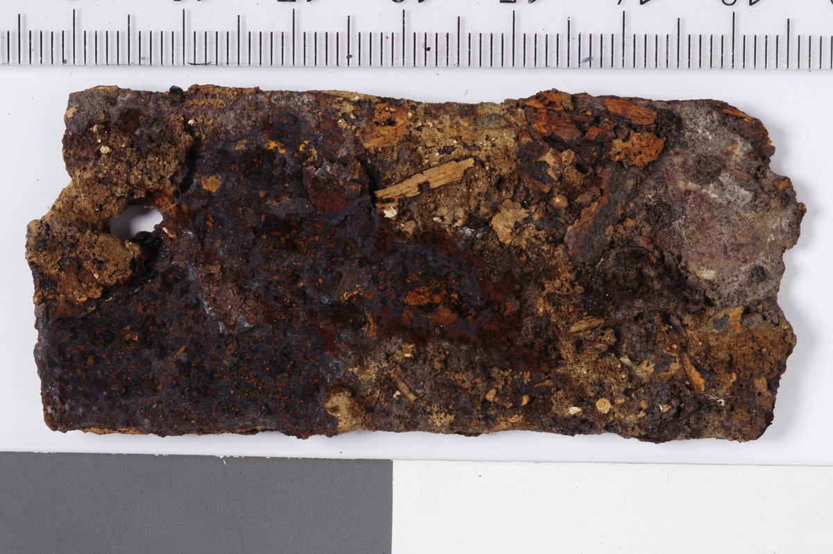 MÅL: A: L. 10, 8 CM B. 2, 8 CM, TO NAGLEHULLB: L. 6, 9 CM B. 3, 1 CM, ET NAGLEHULL