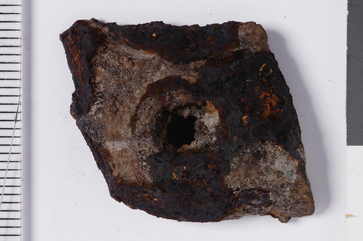 MÅL: L. 3, 7 CM, ROMBEFORMET