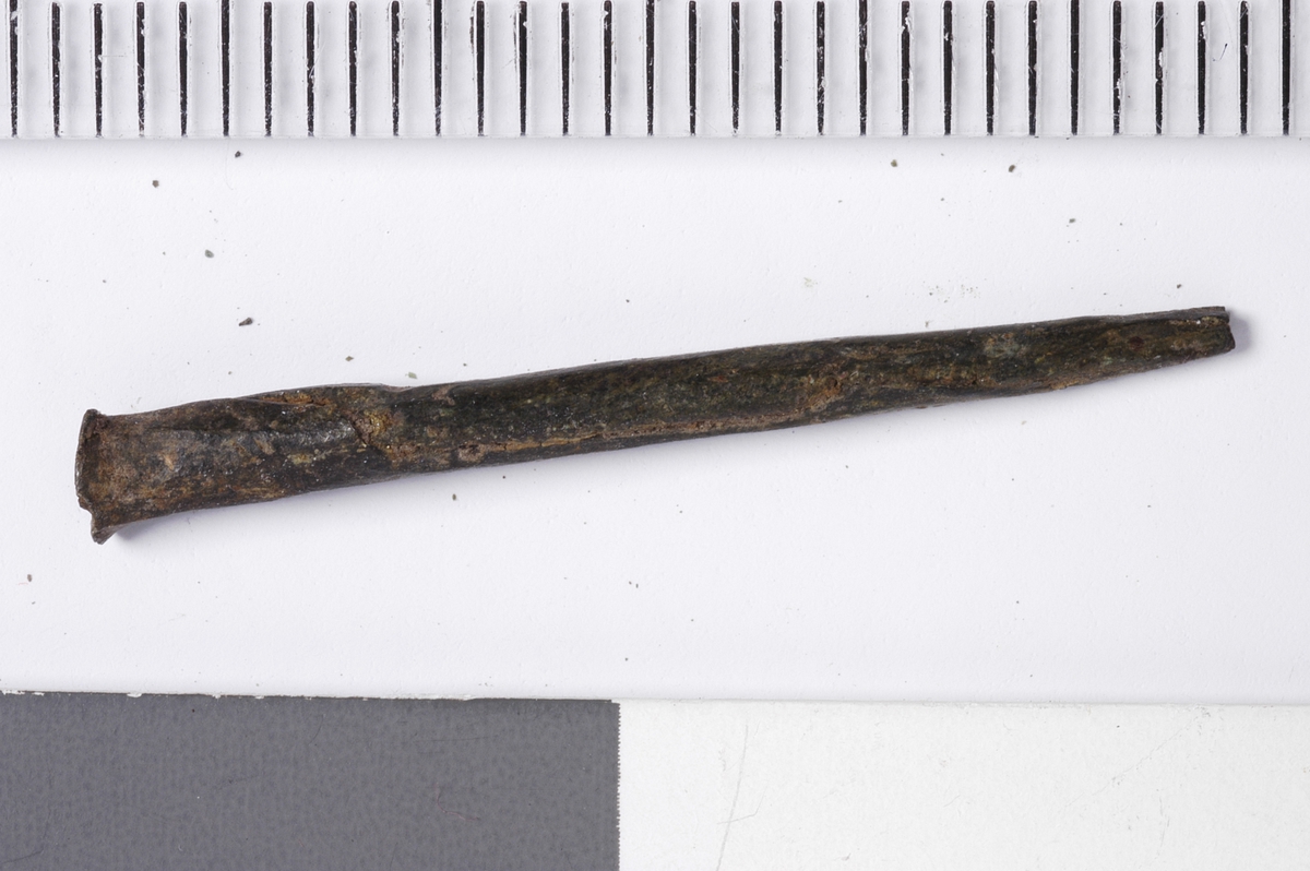 MÅL: L. 2, 7 CM