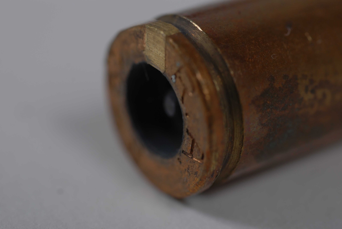 En patronhysle fra en patron kaliber 8x57 mm som er skutt i et gevær kaliber 30-06. Kulen ble altså skutt gjennom et geværløp som er 0,3 mm for trangt for kulen. Under skytingen ble det skutt minst fire skudd før feilen bel oppdaget. Våpenet eksploderte ikke.