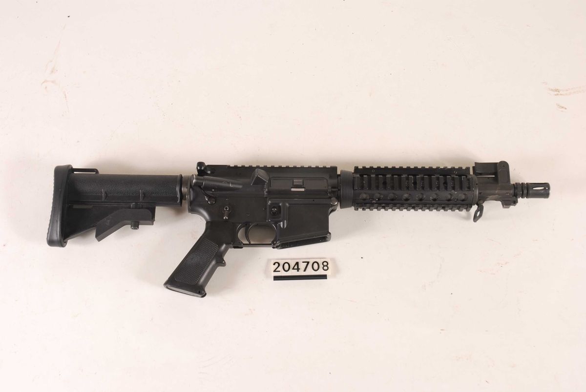 Dette er en CQB variant av C8 geværet. Det er spesialdesignet for bruk i Close Quarter Battle (CQB) ved at det har betydelig kortere pipelengde enn de øvrige utgavene av våpenet.