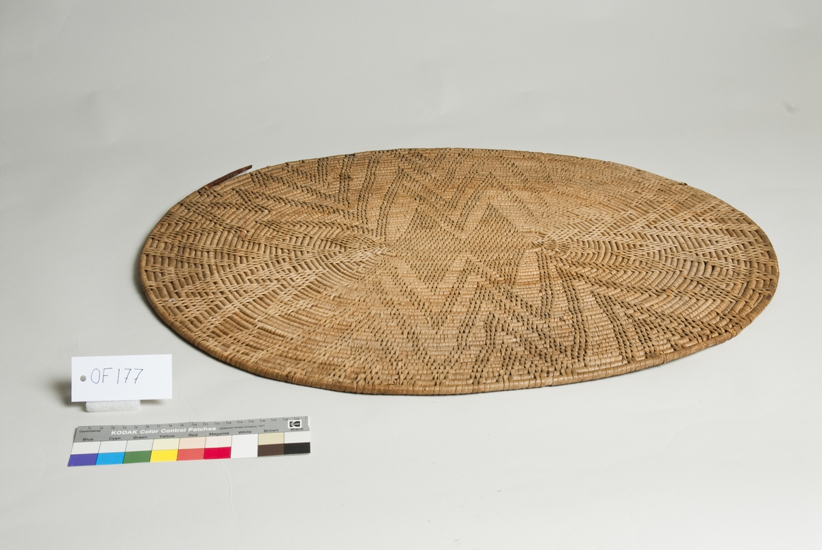 Flatt, tågbundet brett. Oval form. 