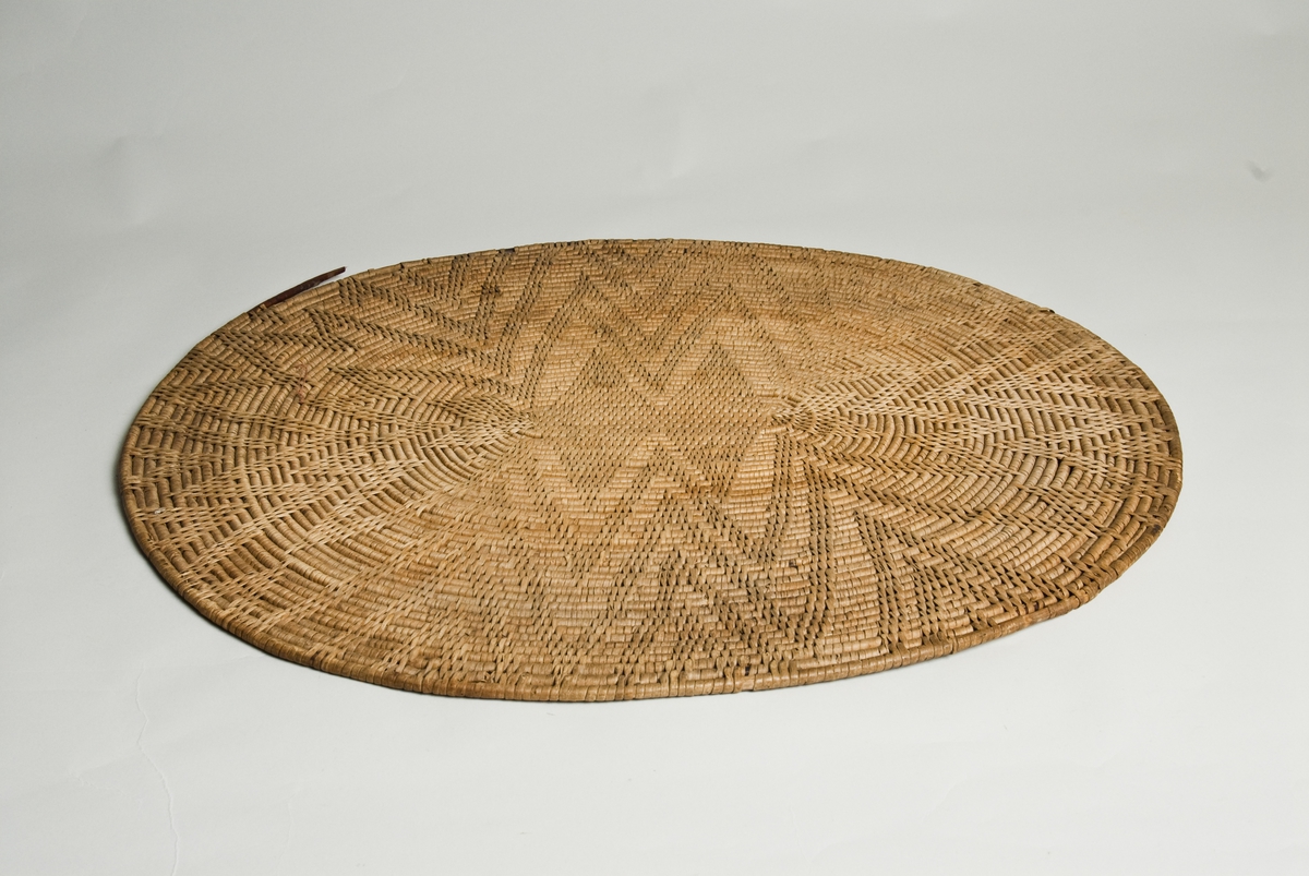 Flatt, tågbundet brett. Oval form. 