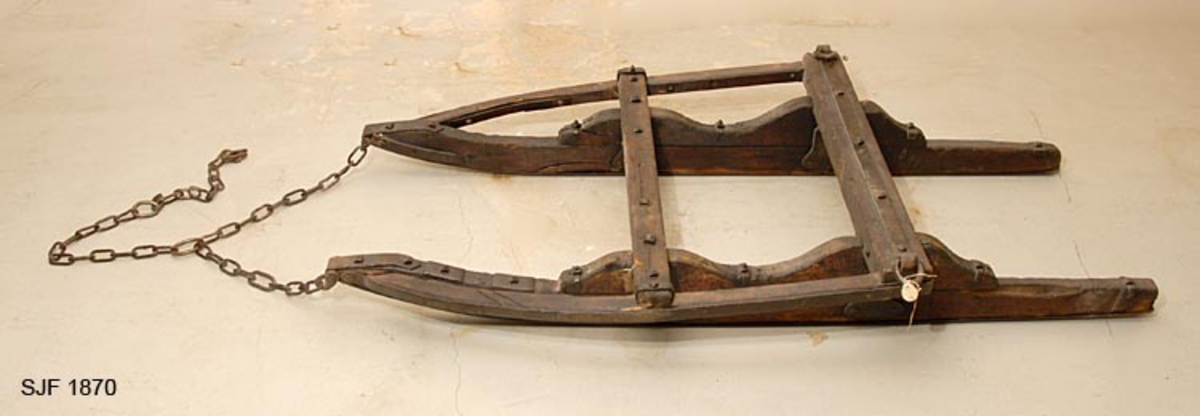 Skogsslede bestående av tre objekter (deler), 2 sleder og 1 drag. Sleden er av den typen som kalles «tømmerrustning» eller «bukk og geit», hvor den fremste sleden kaltes bukk og den bakerste geit. A: Bukken har en fast bank (73 cm b) som er felt ned i to 10 cm høye dyner. Banken stikker 6 cm utenfor dynene på hver side. B: Geita har to faste banker (fastbanker) med jernbeslag i hele sin bredde. Den er felt litt ned i dynene og festet med jernbeslag. C: Dragets humul er 12 cm bredt og er festet inn i skjekene. 

Denne tømmerrustningen er en «Hadelandsdoning» som ble laget i 1912 på Hadeland. En del hadelendinger kom til Hallingdal for å kjøre tømmer i 1912-13, og giveren kjøpte denne rustningen av en av tømmerkjørerne etter at arbeidet med disse driftene var ferdige. Dette var den første Hadelandsdoningen i Hallingdal. Den er smalere og lettere enn Moelven-rustningen. Lastebredde: 90 cm.  Doningen er i god stand, giveren har pusset den opp. Alle kjettinger som hører til er med, og doningen har solide jernbeslag. 
Brukt av giveren.