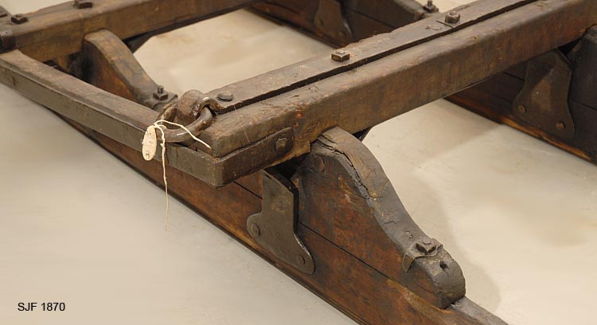 Skogsslede bestående av tre objekter (deler), 2 sleder og 1 drag. Sleden er av den typen som kalles «tømmerrustning» eller «bukk og geit», hvor den fremste sleden kaltes bukk og den bakerste geit. A: Bukken har en fast bank (73 cm b) som er felt ned i to 10 cm høye dyner. Banken stikker 6 cm utenfor dynene på hver side. B: Geita har to faste banker (fastbanker) med jernbeslag i hele sin bredde. Den er felt litt ned i dynene og festet med jernbeslag. C: Dragets humul er 12 cm bredt og er festet inn i skjekene. 

Denne tømmerrustningen er en «Hadelandsdoning» som ble laget i 1912 på Hadeland. En del hadelendinger kom til Hallingdal for å kjøre tømmer i 1912-13, og giveren kjøpte denne rustningen av en av tømmerkjørerne etter at arbeidet med disse driftene var ferdige. Dette var den første Hadelandsdoningen i Hallingdal. Den er smalere og lettere enn Moelven-rustningen. Lastebredde: 90 cm.  Doningen er i god stand, giveren har pusset den opp. Alle kjettinger som hører til er med, og doningen har solide jernbeslag. 
Brukt av giveren.