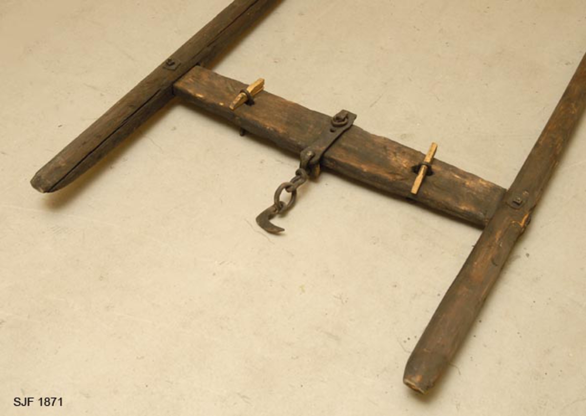 Humulen ("dragslira") er felt inn i skjekene og festet med bolter. Humulen har to hull til festet av framlenkene, ("draglekkjet"). Lenken er cirka 80 centimeter lang og har en treblei i hver ende. Framlenken ble tredd gjennom øyet på tømmeret. Midt på humulen sitter et jernbeslag med en svivel og en jernhake som ble slått inn i enden på rotvendte stokker. Skjekene går 48 centimeter bakover fra humulen. Lunneskjekene er tjærebredde. 
Draget er laget av giver og brukt av ham til lunning og kjøring.