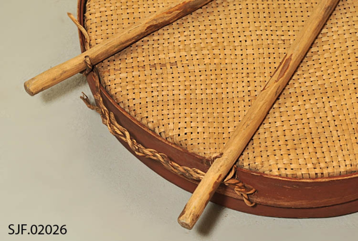 Mellsåld, såld brukt til å selle (rense) kornet i etter tresking. 
Benevnelsene her er Sørskogbygd-dialekt. 
Såldet består av to rødmalte treringer av furu som er sydd sammen med tæger. 
Ringene går utenpå hverandre. Bunnen består av flettverk av bjørkestrimler. 
Under bunnen er det festet en bjørkestokk med naturlig vokst kløft. Endene på kløfta ble brukt som håndtak, mens stokken ble stukket inn i et hull i låveveggen. 
Slik kunne såldet holdes opp i ene enden, mens man holdt det oppe i andre enden ved å holde i de to "håndtakene". Slik kunne en bevege såldet i alle retninger. 
Navnet "mellsåld" betyr mellomste rensing av kornet. 
Såldet kommer fra gården Åsen og brukt av giverens far. 
