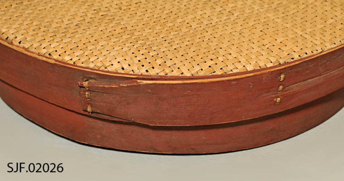 Mellsåld, såld brukt til å selle (rense) kornet i etter tresking. 
Benevnelsene her er Sørskogbygd-dialekt. 
Såldet består av to rødmalte treringer av furu som er sydd sammen med tæger. 
Ringene går utenpå hverandre. Bunnen består av flettverk av bjørkestrimler. 
Under bunnen er det festet en bjørkestokk med naturlig vokst kløft. Endene på kløfta ble brukt som håndtak, mens stokken ble stukket inn i et hull i låveveggen. 
Slik kunne såldet holdes opp i ene enden, mens man holdt det oppe i andre enden ved å holde i de to "håndtakene". Slik kunne en bevege såldet i alle retninger. 
Navnet "mellsåld" betyr mellomste rensing av kornet. 
Såldet kommer fra gården Åsen og brukt av giverens far. 
