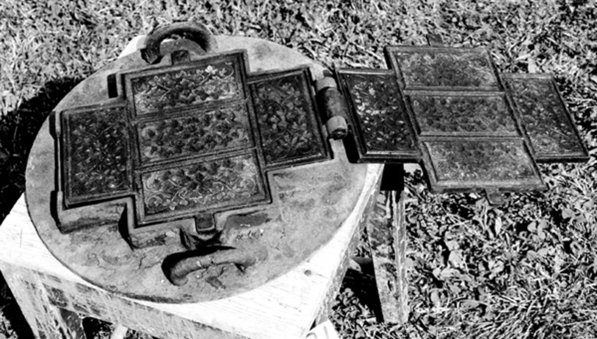 Jernet har sirkelrundt understell. Det har to hanker. Lokket har en hank. 
Jernet steiker 5 goroer om gangen. 
