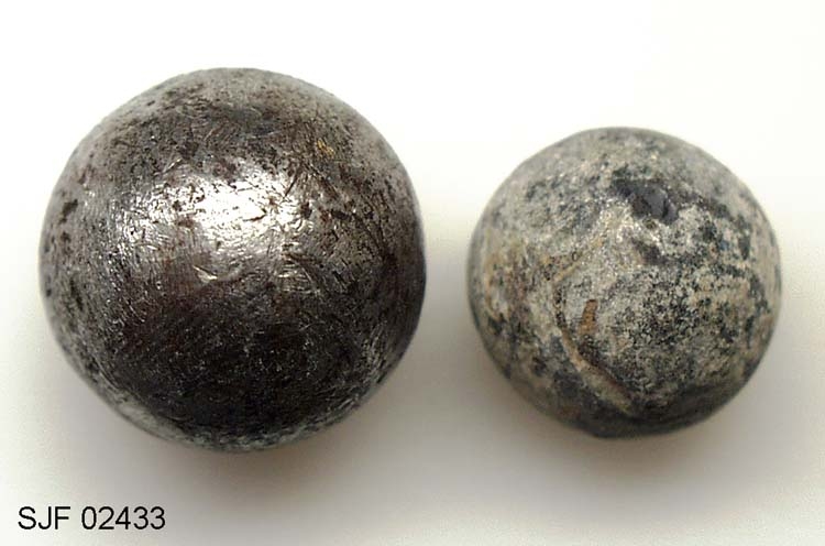 To geværkuler.  Den minste kula er av bly, mens den største er av jern. 
Kulene ble funnet ved Trangen i 1938 av Bjørn Foss.  De stammer muligens fra slaget ved Trangen 1808. 
