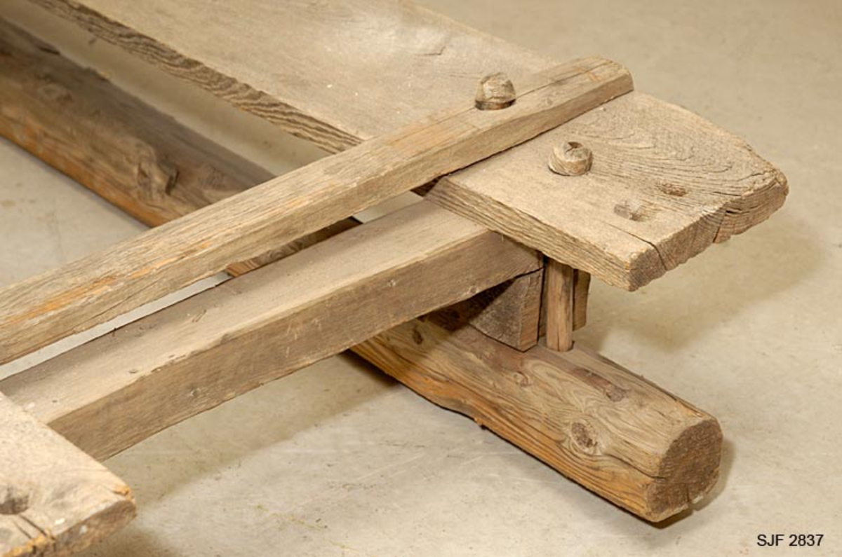 Gjenstanden består av to deler: slede og skjæker (drag). Materialet i sleden er i hovedsak ubehandlet gran.  Skjekene er også lagd av ubehandlet gran. Bakerst på undersiden er de utstyrt med jernbeslag. Humulen er felt inn i skjekene og er festet med treplugger.  Hutreet er laget av bjørk. Sleden har to fjetrer som hviler på 8 centimeter høye fjetrestamper. Den forreste fjetrestampen på venstre side mangler. Fjetrene er festet til meiene ved hjelp av store stallbandpinner. På hver langside er det festet en ca 20 cm bred fjøl oppå fjetrene i hele sledens lengde. Meiene er tykke og solide og de er tstyrt med treskoninger. Mellom forreste fjetrren og hutreet er det to bjørkestenger som er festet i kileform. Hutreet har to hull (5,5 x 4 cm) til å feste skjekene (skjækene) i.  Sleden er på enkelte steder ganske oppråtnet. Skjekene (skjækene) er også laget av ubehandlet gran. Bakerst på undersiden er de utstyrt med jernbeslag. Humulen er festet inn i skjekene (skjækene) med treplugger.. Den har to jernbeslag med lenker til å feste i hutreet på sleden.