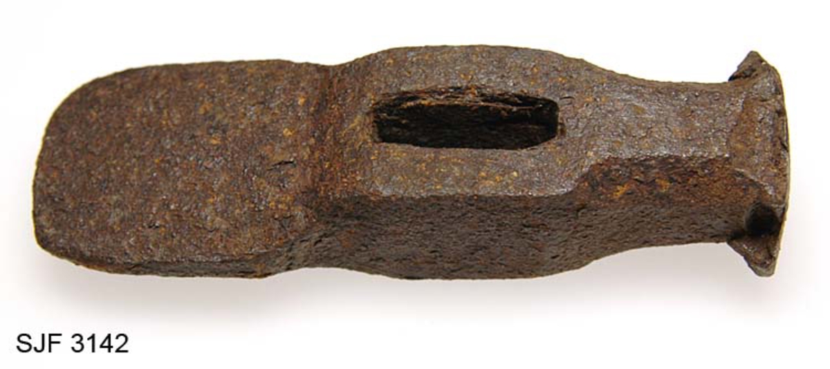 Setthammer med «øye» (skafthull), men uten skaft. Hammerhodet er 15,2 centimeter høyt. Den midtre delen har et rektangulært tverrsnitt - 3,6 X 3,8 centimeter. Her der det drevet inn et nesten rektangulært øye (3,6 X 0,9 centimeter) for skaftet. På den øvre sida av dette midtpartiet er sidekantene avfasete så hammerhodet har fått et åttekantet tverrsnitt, men banen i endeflata er sterkt deformert etter mange harde slag fra tunge hammere. Den andre enden er smidd som en «penn» med noe avrundete hjørner. denne delen er opptil 5,1 centimeter bred.