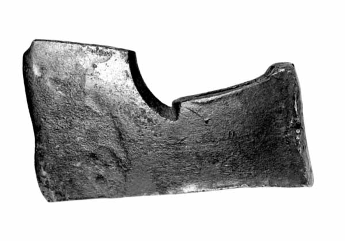 Uskjeftet øks med noe som i Norsk Skogbruksmuseum er kalt en «bilelignende form». Her siktes det antakelig til at bladet er atskillig bredere enn «kjakene» som har omsluttet den ytre enden av skaftet. Høyden fra eggpartiet til øksenakken er 17,7 centimeter. Den nedre delen av bladet er 10,9 centimeter bred, målt i rett linje mellom ytteredene av egglinja. Eggen har for øvrig et noe spesielt «søkk» i nærheten av midtpartiet, og ved den «indre» enden av egglinja er det slått ut et skår. «Øyet» (skafthullet) er 4,9 centimeter høyt og 1,6 centimeter bredt i den fremre enden. Godset mellom «ryggsida» av øyet og nakken er drøyt 1,8 centimeter tjukt, også dette målet er tatt i den fremre enden. Det rektangulære nakkepartiet er 7,6 centimeter langt og 3,4 centimeter bredt. Denne delen av redskapet er preget av å ha vært brukt som hammer.

Denne øksa var antakelig noe rusten da den ble overlatt til Norsk Skogbruksmuseum. Den ble i hvert fall elektrolysebehandlet og innsatt med voks som skulle forebygge ytterligere korrosjonsskader.