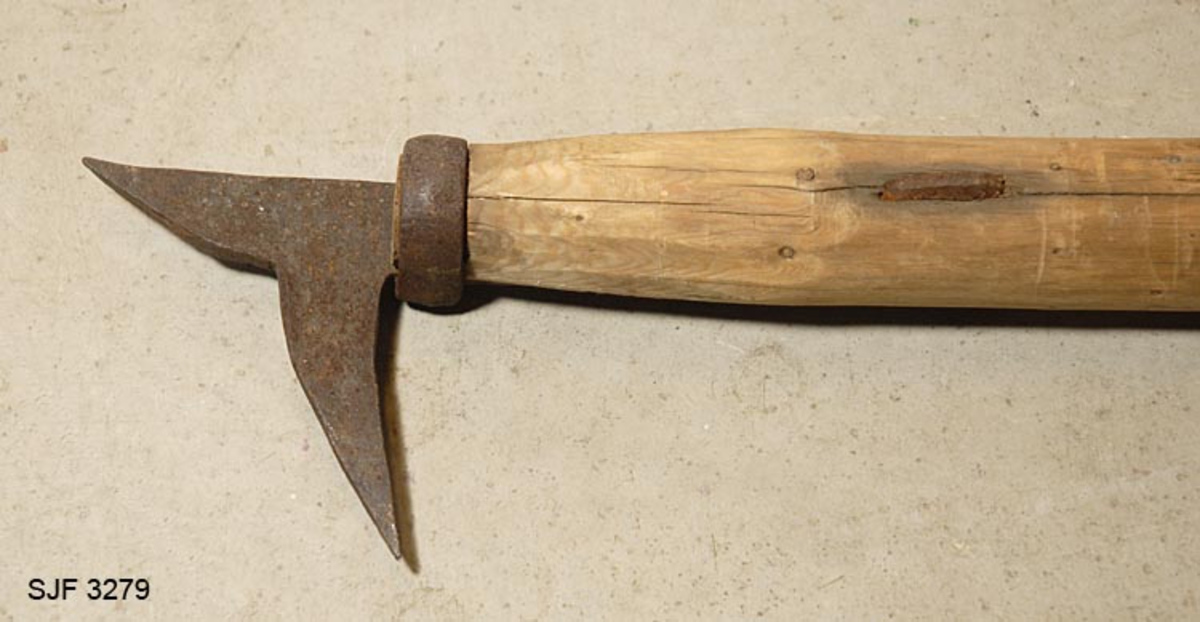 Den hører til utstyret i koia fra kvanstranddammen. 
Fløterhaken har ubehandlet granskaft. Selve haken er forholdsvis liten. 
Den er festet til skaftet med en jernring og en hjemmesmidd spiker. 
Haken er av Østerdalstypen. "Langhake"
