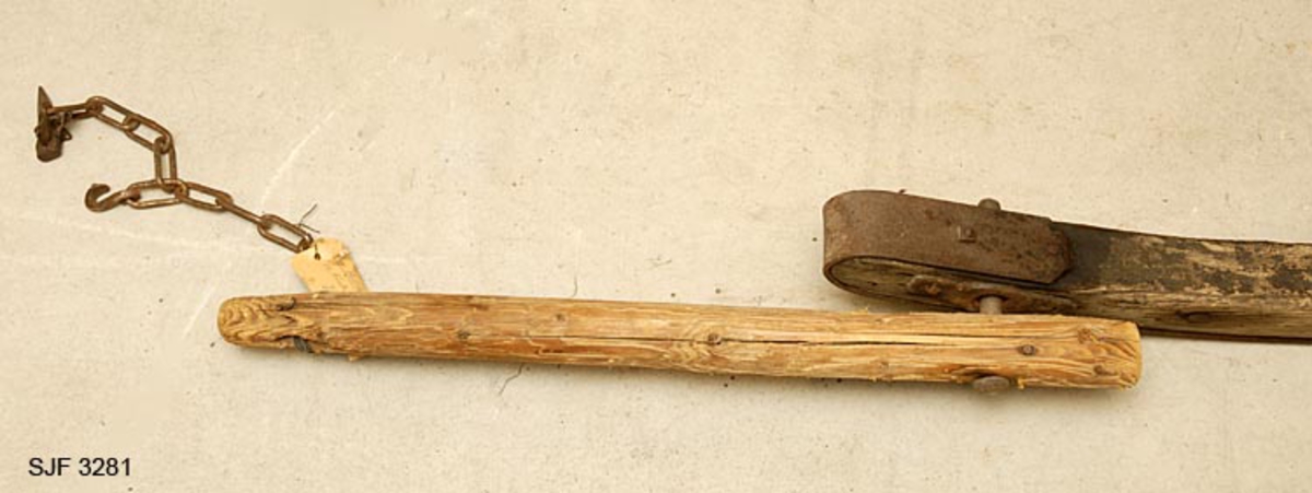Stubbsleden har svingbank med jernbeslag i hele bredden. Svingbanken er plasert oppe på en solid oppbygning som kalles brua. Denne består av tre bjelkelignende tverrstykker som er felt ned i to langsgående dyner som står på meiene.  Den midterste bjelken er kraftigst og kalles flautstokken. Det er på denne at svingbanken er festet. Tre langsgående jernbeslag forsterker brua. Meiene har jernskoning som er boltet fast. Skoningen går rundt meiespissene foran. Hutreet ligge på to treklosser som står på meiene. Det er festet ved hjelp av lange bolter med splint. Skjekene er festet på utsiden av meiene med bolter med splint. Banken på dubba sitter 1,3 m fra meiespissene. Den består av en bjelke (8x10 cm firkant med jernbeslag). På bjelken er det festet et trestykke i hele bredden.  25 cm bak banken sitter et annet tverrtre som forbinder meiene. Tverrtreet og banken er festet på en måte som gjør at meiene kan paralellforskyves. På utsiden av meiespissene er det festet korte lenker og en pjaks som ble slått inn i siden i tømmerlasset. Materialet i meiene og skjekene er av gran, mens bru og banker er av bjørk. Det følger to bjønnebindinger med lenker til kjøredoningen.