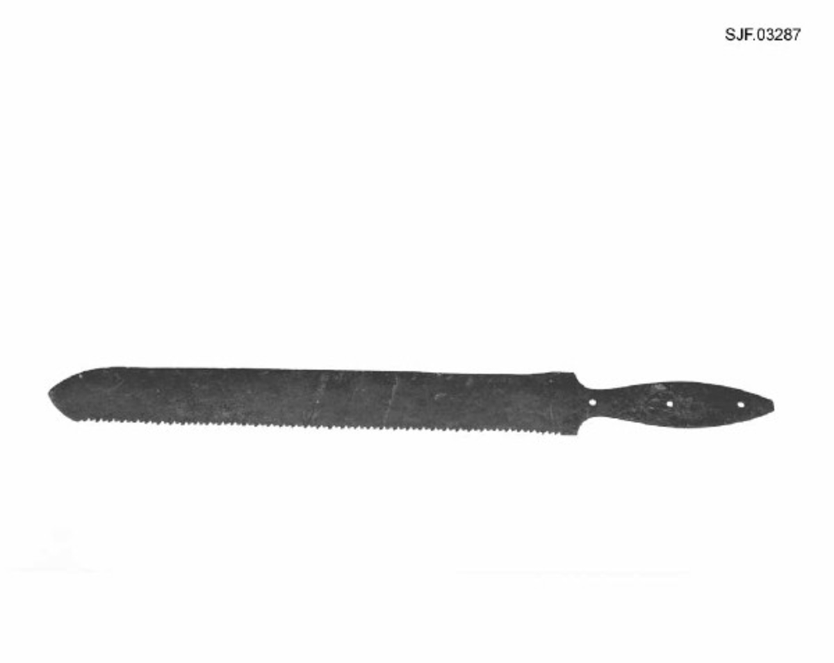 Kombinert lauvkniv og lauvsag. Skaftfestet har tre hull til å feste skafet i. (Den har ikke skaft.) Bladets ene langside er eggslipt og tjener som kniv. Den andre siden har sagform. Lauvkniven/lauvsaga er en del angrepet av rust.