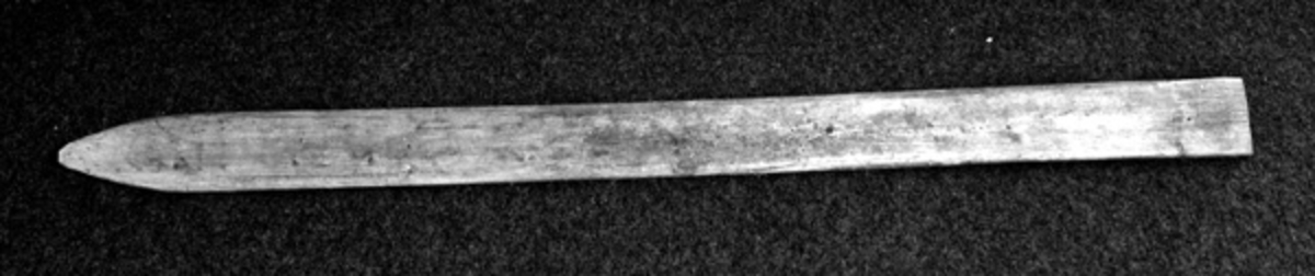 Revetane fra Gråhuken, Svalbard. 
Revetana er laget av ubehandlet gran. 
Skinnet av polarreven ble trukket utenpå denne når det skulle tørkes. (Med kjøttsida ut). 
Tana er antagelig brukt av Hilmar Nøis. 