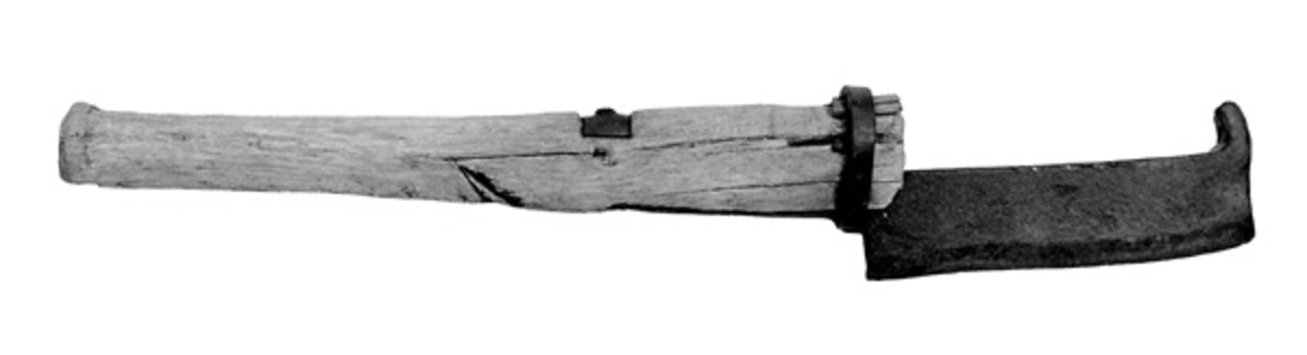 Lauvkniv, altså et redskap som ble brukt under innsamling av lauv som husdyrfôr. Redskapet er 47,5 centimeter langt. Knivbladet er 15,8 langt og 4,0-4,3 centimeter bredt. Bladryggen er 8-9 millimeter tjukk. Eggepartiet er fasslipt fra to sider. I den fremre enden av knivbladet er det smidd en oppovervendt krok (cirka 2 centimeter lang), antakelig for at brukeren av kniven skulle hekte denne over kvisten og trekke den ned i en rekkevidde der det var bekvemt å lauve. Skaftet er snaut 33 centimeter langt. Det er grovest i den fremre enden, men har også en markert endeknopp i den bakre enden. Tverrsnittet er ovalt. Skjeftinga er løst ved at en tange i enden av bladet er felt inn i et snaut 12 centimeter langt spor på den fremre delen av skaftbuken. Fra enden av dette sporet er den vinklete enden av tangen ført gjennom et hull i skaftet. Ytterenden er stuket mot ei jernskive på ryggsida av skaftet. Den fremre enden av tangen holdes i posisjon av en smidd jernring som omslutter både tangen og skaftenden. Veden i skaftet har sannsynligvcis krympet litt, noe som har gjort det nødvendig å sette inn en liten trekile mellom ringen og skaftet.