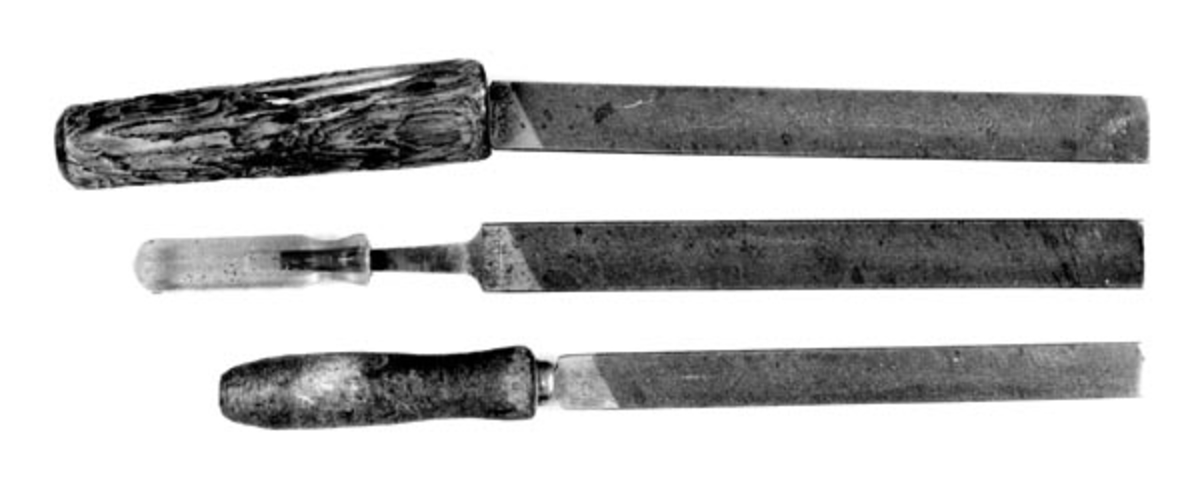 Verktøy som brukes i kniv. prod. for fjerning av ujevnheter. a: har graskaft b: skaft av presset papp c: har plastskaft
Fra knivmakerverkstedet til Lutnes (1890-1975). 