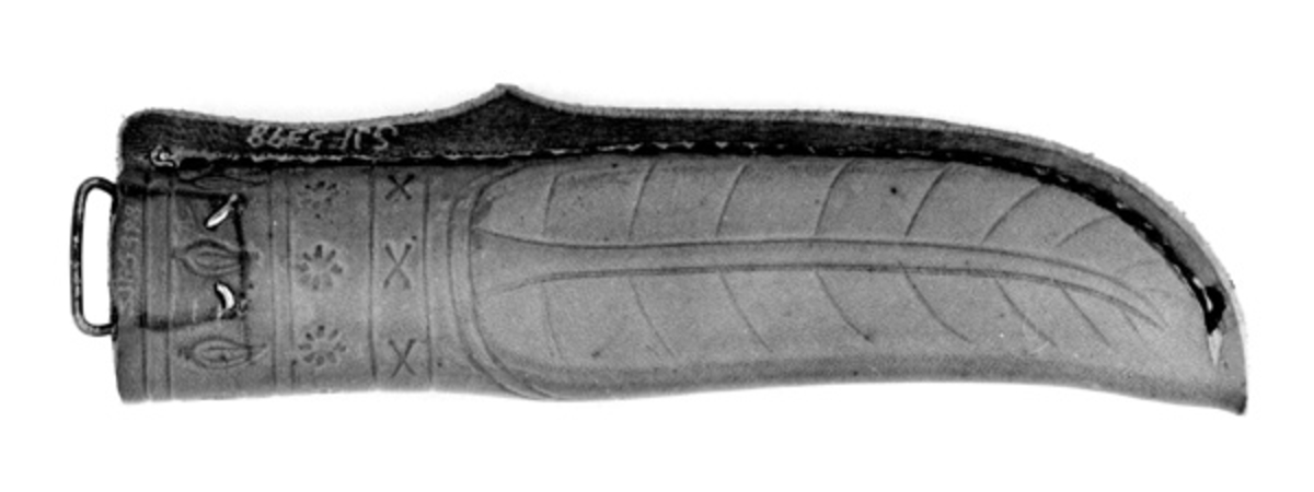 Slira er av lysebrunt lær og har inntrykket dekor. Den er nylaget og hadde ennå ikke fått lærhempe. Slira er laget av Bjørn Vetterhus, født 30/5 1893. Han og broren Halvor (se SJF 5397) driver mange slags håndverks- aktiviteter. Bjørn lager bl. a. store tresleiver med risset dekor (se fotoarkivet under knivsmeder). 
Pris kr. 30. -

3/2-02 ES: Bilder til dette gjenstandsnr. innbefatter også kniv reg. under SJF. 05397.