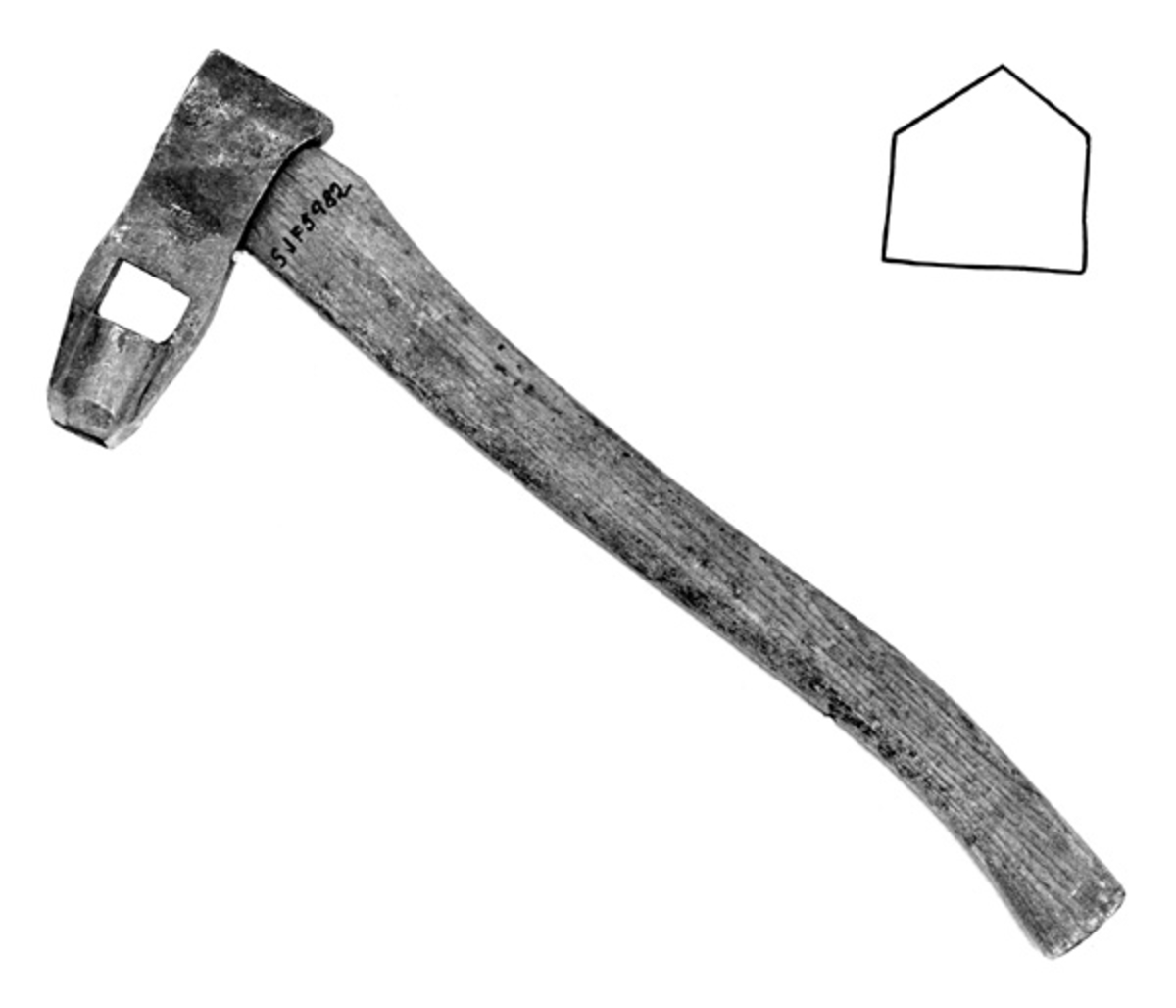 Merkeøks med ubehandlet bjørkeskaft.  Øksa er smidd i Knudsen-smia på Veiavangen i Mjøndalen. Den er 16,2 centimeter høy fra eggpartiet til nakken, og nakken måler 5,5 X 2,4 centimeter. Her er den bakre delen bredest. Øyet (skafthullet) er 4,4 centimeter høyt og 1,8 centimeter bredt i fronten. Sentralt på den nedre delen av bladstålet er det et U-formet innsitt i bladgodset.  Ytterkantene på dette innsnittet danner forbindelsesstag til et cirka 4,5 centimeter høyt propfilert eggstål. Økseprofilen er formet som omrisset av gavlveggen på et hus med saltak - altså som et kvadrat der den fjerde sida er erstattet med ei «oppovervinklet» linje. Eggen er fasslipt fra yttersida, men også noe filt innvendig. Poenget var å få et godt grep om merkeprofilen i yteveden når øksa ble slått i tømmerstokkene som var levert til annamming (overdragelse til kjøper [sagbruk eller treforedlingsbedrift]), Bladet har ikke noe smedstempel, men Karl Knudsen fra Mjøndalen i Nedre Eiker hadde patent på denne øksemodellen, og produksjonen ble videreført av sønnen Oddmund og sønnesønnen Oddbjørn Knudsen.

Økseskaftet er lagd av askevirke.  Det er cirka 49,2 centimeter langt, inkludert den enden som er tappet inn i bladets øye. Det er av en noenlunde rett type, men ikke helt uten krumming aller bakerst. Som økseskaft flest er det bredest i høyderetningen og smalest i bredderetningen fremst ved skjeftepunktet, noe smalere og rundere bakover. Forbindelsen mellom skaftet og øksebladet er styrket ved innslag av en jernkile i fronen av skaftet. Navnet på bedriften som fikk merket sitt tømmer med denne øksa - «Løwenskiold Wækerø» - er påført høyre side av skaftet både med grov, svart tusj.

Øksa har skaft av ubehandlet ask. Det erikke smedstempel på øksa Merket er nr 22 på merkekart 1960 for Numedalslågens Fellesfløtningsforening. Øksa har tilhørt Lågen Tømmermåling, Larvik

Øksa har skaft av ubehandlet ask. Det er ikke noe smedstempel på den. Merket er nr 14 på merkekart 1960 for Numedalslågens Fellesfløtningsforening. Øksa har tilhørt Lågen Tømmermåling, Larvik