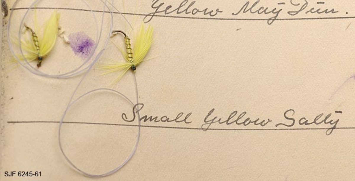 Gruppa består av to tradisjonelle våtfluer, ei med gutfortom. Grå quillvinge med seksjoner av vingefjær fra ukjent fugleart, muligens stær. Gult hane fronthackle. Kropp av gul floss-silke ribbet med rundt sølvtråd. Hale av fibre fra gulfarget hane. 