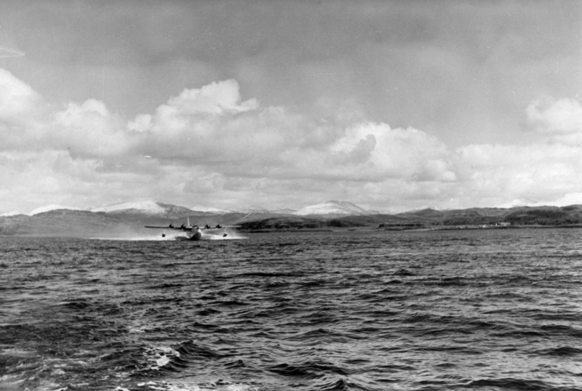 Et Short Sunderland fly fra 330 Skvadron under avgang.