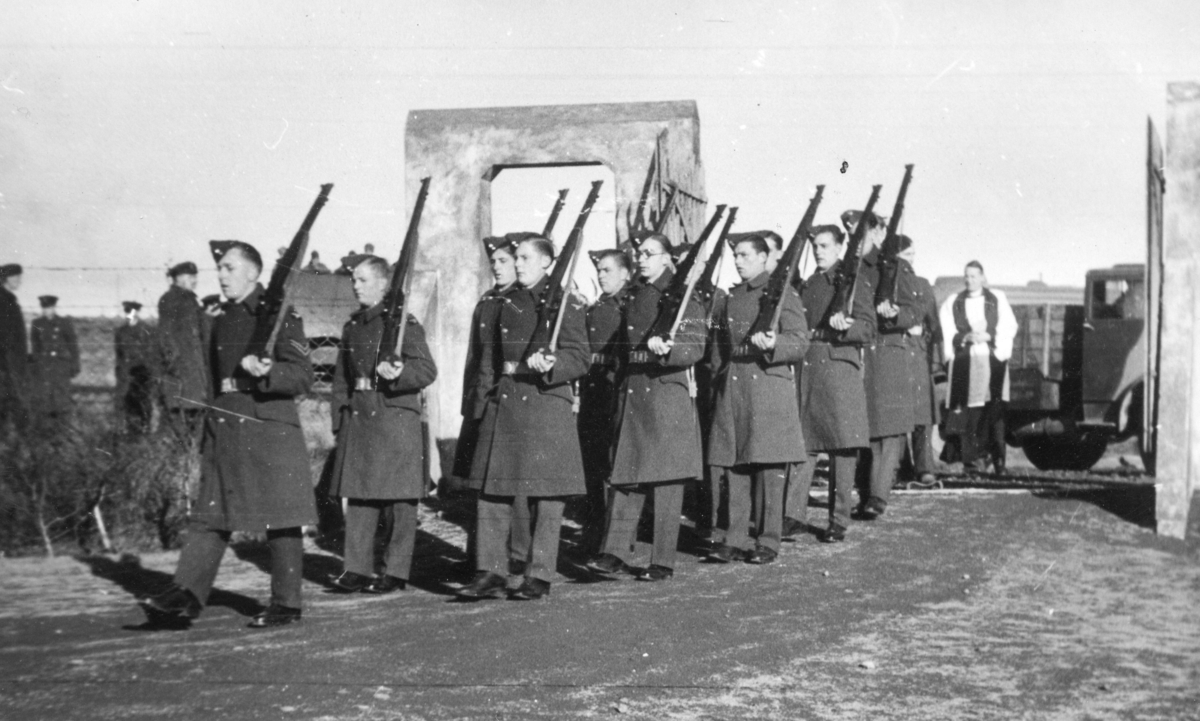Fra en begravelse ved 330 Skvadron på Island. -Forsvarets museer ...