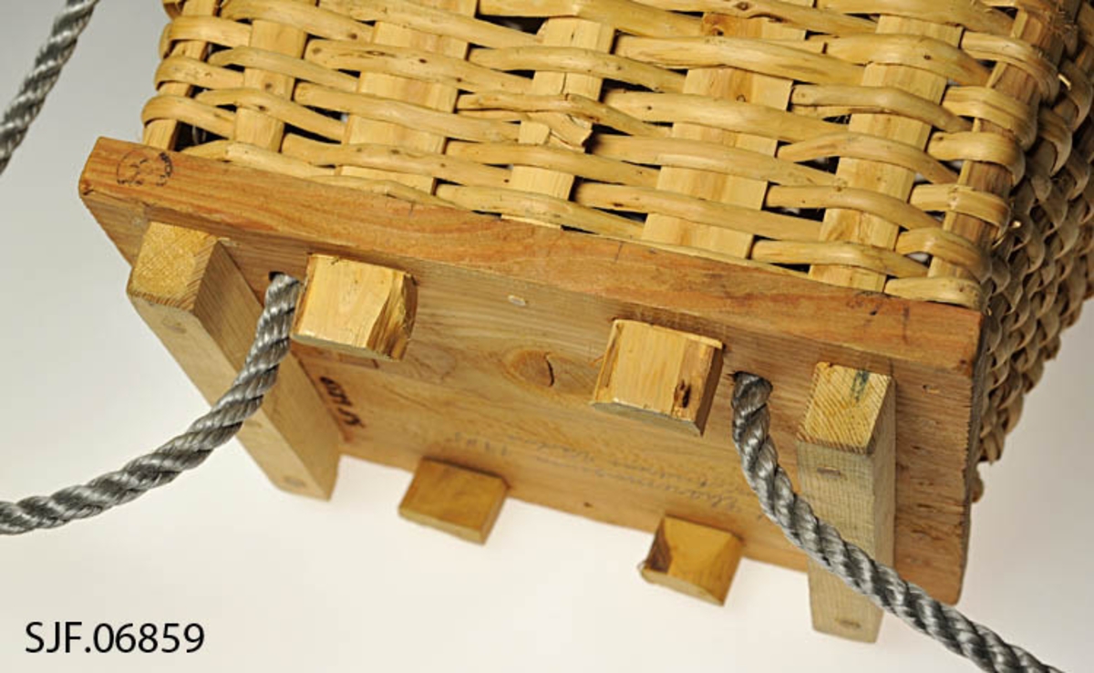 Kipa er traktformet og er laget av einer/brakje. Spilene/stakene er i flatspikket eine. Flettematerialet i sidene er todelt eine. Kipens bunn har en rektangulær form, og er laget av to sammenlimte trebiter/furuplater. Fire av spilene er tredd gjennomplaten fra undersiden, og har et hode som er med på å danne foten på kipa. Disse fire hodene sammen med to påtappede avlange trebiter danner kipas fot. De øvrige spilene er tappet ned i platen i sirkelformede hull, med gjennomgående tapper med kil. 

På innsiden øverst er det lagt inn en halvkløyvd einekvist. Denne er bundet fast til staker og flettverk med en skjene av splittet/delt spanskrør (cane). Skjenen går gjennom borede hull i spilene. 

Kipa har bæreseler i nylonstau. Tauet er tredd gjennom to spiler i kipens ryggside, ca. ti cm. fra toppen. Her er festet forsterket med en flatspikket einekjepp. Tauene er tredd inn i bunnen og festet med knuter. 