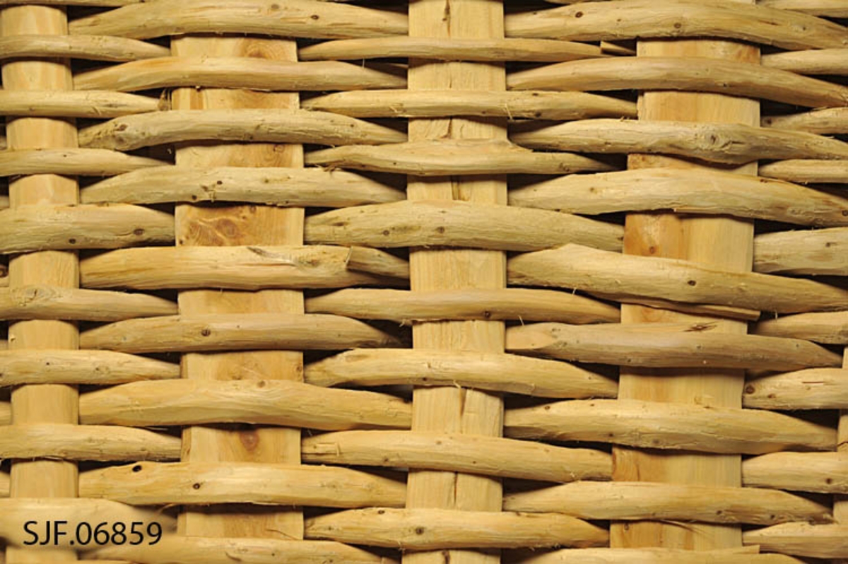 Kipa er traktformet og er laget av einer/brakje. Spilene/stakene er i flatspikket eine. Flettematerialet i sidene er todelt eine. Kipens bunn har en rektangulær form, og er laget av to sammenlimte trebiter/furuplater. Fire av spilene er tredd gjennomplaten fra undersiden, og har et hode som er med på å danne foten på kipa. Disse fire hodene sammen med to påtappede avlange trebiter danner kipas fot. De øvrige spilene er tappet ned i platen i sirkelformede hull, med gjennomgående tapper med kil. 

På innsiden øverst er det lagt inn en halvkløyvd einekvist. Denne er bundet fast til staker og flettverk med en skjene av splittet/delt spanskrør (cane). Skjenen går gjennom borede hull i spilene. 

Kipa har bæreseler i nylonstau. Tauet er tredd gjennom to spiler i kipens ryggside, ca. ti cm. fra toppen. Her er festet forsterket med en flatspikket einekjepp. Tauene er tredd inn i bunnen og festet med knuter. 