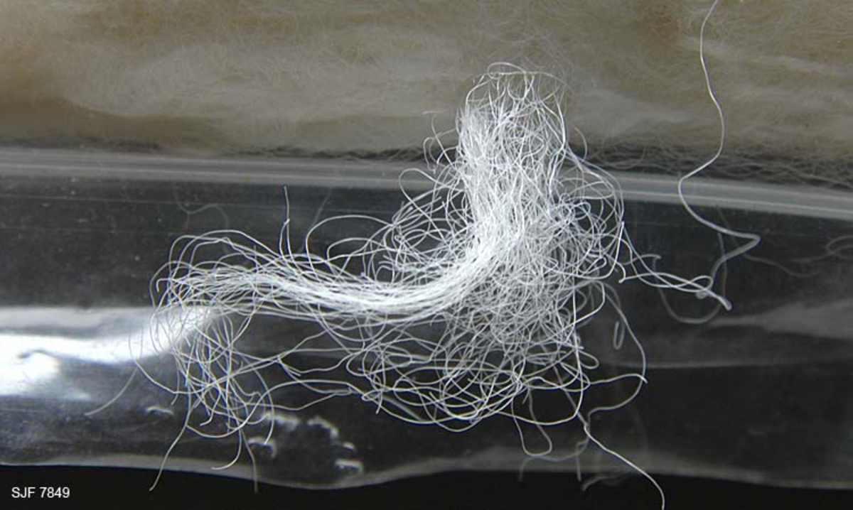 V-frammstilling får man ved behandling av karbondisulfid og natrolut. De ytterste seigtflytende løsninger man får av dette, kalte oppfinneren viskose. Viskose prosessen danner grunnlaget for en viktig fremstillingsmåte for kunstfibre. Se ASCHEHOUGS KONVERSASJONS LEKSIKON nr. 19 side 838. Viskose blir brukt i en del klær det er et glatt fint stoff, bakdelen er at stoffet har lett for å bli skrokkete. 
