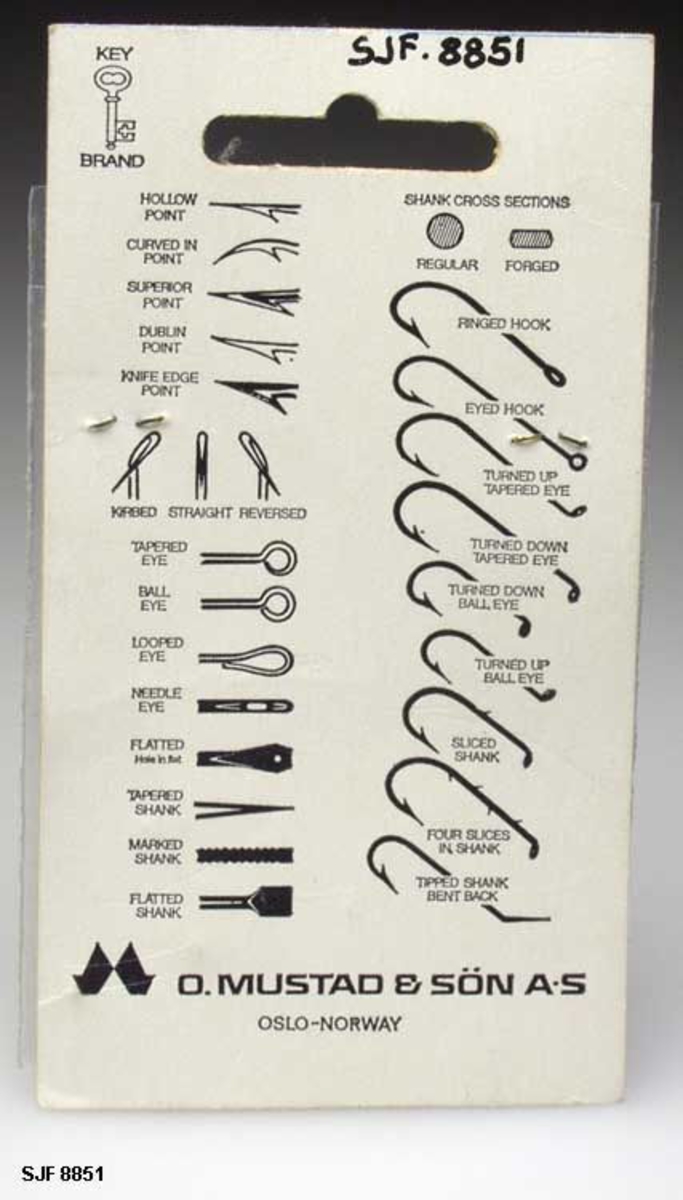 Det samme som nr. SJF. 08850 bortsett fra et annet nr: 7133 - 6. 10 stk. ligger i etui.

Fiskekrokene er bøyd i en avvikende u-form, det lengste beins ende er gitt en utforming som tjener til å feste snøret, mens det korte beinet ender i en spiss med mothake (Agnor), som skal holde fisken. Krokens nr. er: 7133 - 6. 10 stk. kroker ligger i originalemballasje (plastlomme med papplate).

På baksiden av papplata, som ligger ved plastlommen til krokene, er det påtrykt informasjon  om ulike kroktyper: Ut fra påtrykt informasjon på den vedlagte pappbiten, ser de ut til å krokøyet (festpunktet på kroken) er rett.  Krokspissen peker ikke parallelt med krokskaftet, men er vridd mot venstre (kirbed). Små kroker, som SJF.08851 er et eksempel på, nummereres ofte fra 1-30, jo høyere nummer desto mindre krok. (Se "Sportsfiskeleksikon, 2005, s. 317, 445.)