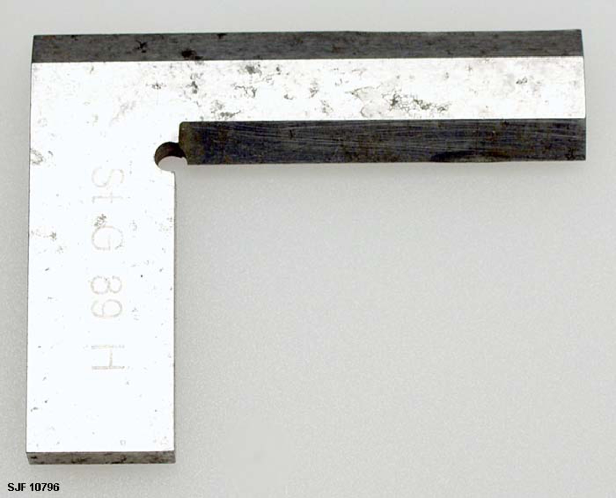 Blant verktøy til børsemaker på Terningmoen. Funnet på fylling. 