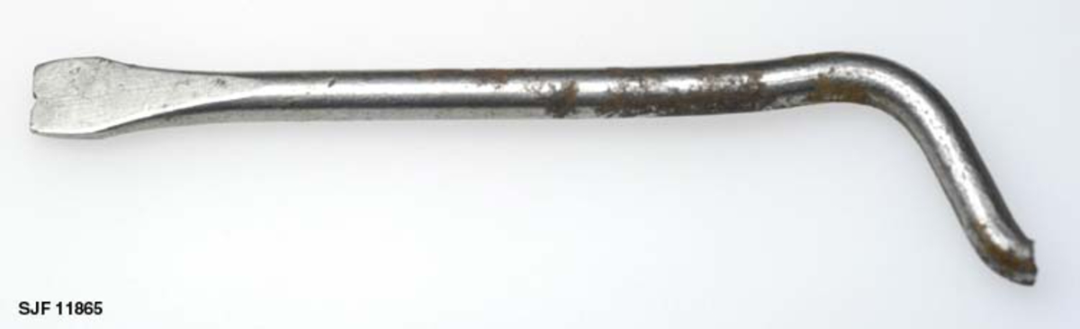 Bare selve bladet og noe av dets forlengelse er intakt, og det er derfor umulig å vite hvordan den opprinnelig har sett ut. 