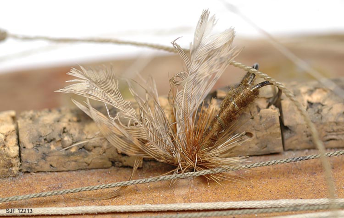 Dette fiskeredskapet består av ei oterfjøl, et otersnøre (oterline) og ei snørevinde de de tre delene henger sammen i en enhet.  (Oterfjøl med snørevinsel (snørevinde).)
Oterfjøla, som antakelig er laget av gran, har en rektangulær form som spisser i begge ender slik at fjøla skjærer seg lett gjennom vannet. I oterfjølas nedkant er det utborret hull hvor det et ilagt metall, trolig bly, slik at fjøla gikk støtt i vannet. Det er 16 slike ilegg av metall i fjølas nedkant (kjøl).  

Oterfjøla manøvreres med snørevinda og otersnøret som er festet til fjøla i fire punkter. Oterfjøla strekker snøret som fluene/slukene ut fra båt eller land. Fiskeren når deremd over et stort område. Snøret, som er kveilet opp på snørevinda og koblet til oterfjøla, har påmontert 4 fluer med dobbeltkroker og 1 meitkrok. Snøret er antaglig laget av bomull. Det er påmontert to svivler på snørevinselen. I den ene svivelen er det festet en 1 millimerer tykk messingtråd. På snørevinselen er det antydning til rester av avispapir.