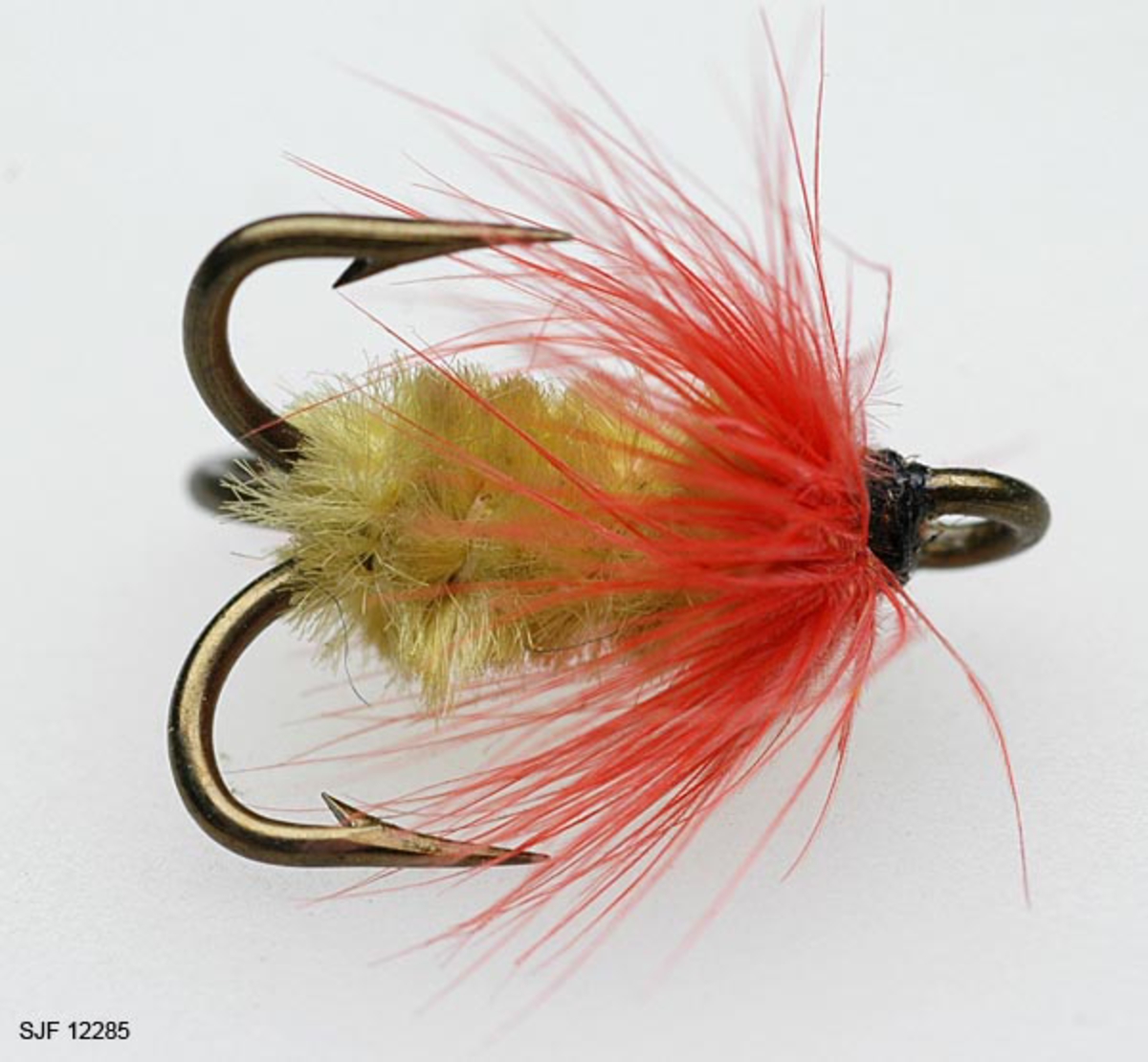 Hode: Sort bindetråd
Hackle: Rød hane
Kropp: Gul Chenille