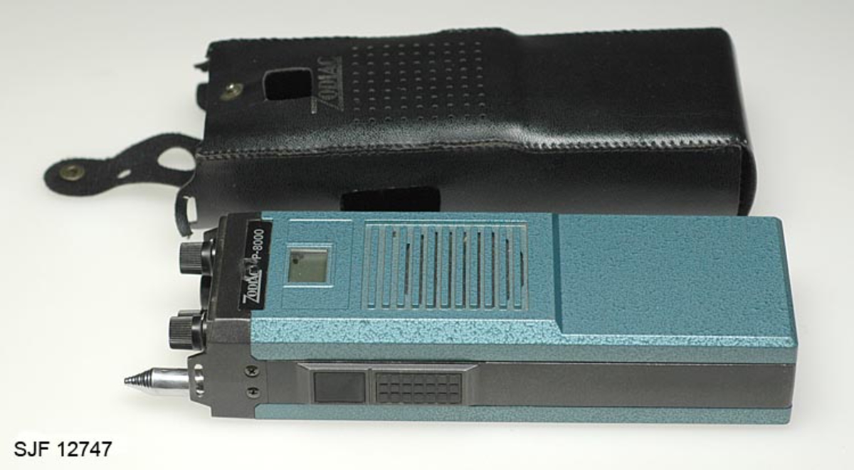 Kommunikasjonsradio, Walkie Talkie, med futteral som beskytter radioen og som gjør det mulig å henge den i beltet.  