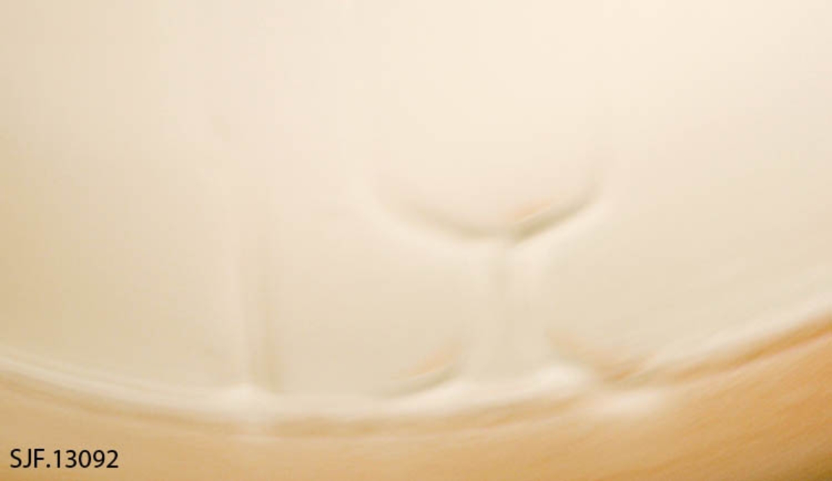 Gjenstanden består av tre deler: Lokk, gummiring og syltetøyglass. Glasset har lukkemekanisme som er festet i selve glasset og lokket. Dette sikrer at det blir lufttett i glasset. Selve grasset har en firkantet form, mens lokket har en rund form. 