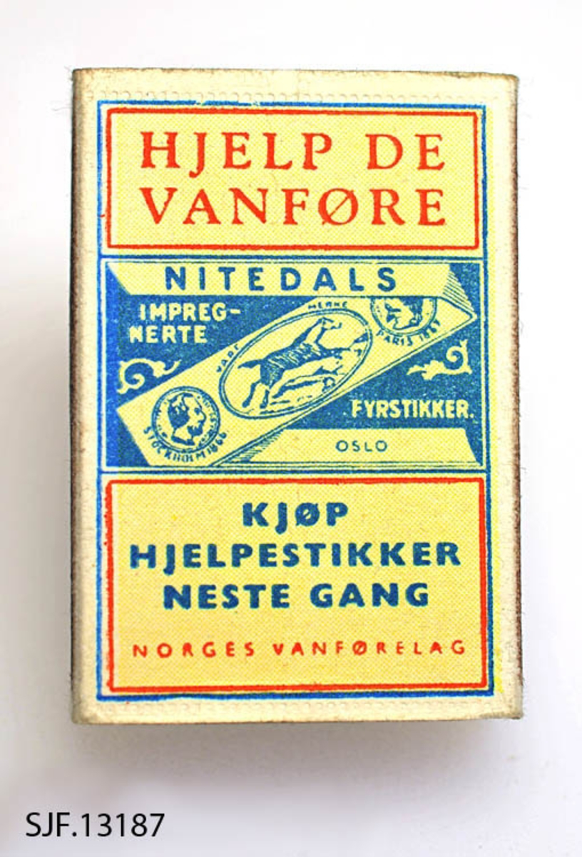 Fyrstikkeske med 41 ubrukte fyrstikker. Beholderdelen av esken er rektangulær - drøyt 5,2 centimeter lang, 3,6 centimeter bred og 1,5 centimeter høy. Ytterflatene er trukket med tynt, lillafarget papir. Denne beholderen omsluttes av et hylster, som også er rektangulært - bortimot 5,5 centimeter langt, 3,8 centimeter bredt og 1,7 centimeter høyt. Beholderen skyves ut og inn av dette hylsteret ved å trykke på endeflatene. Den ene bredsida på hylsteret er påtrykt produsentens logo i blått og gulhvitt. Her finner vi teksten «NITEDALS IMPREGNERTE FYRSTIKKER OSLO», samt et skråband med en hestefigur i ei oval ramme og avbildninger av medaljer produsenten hadde fått ved Stockholmsutstillingen i 1866 og Parisutstillingen i 1867. Over og under denne logoen finner vi tekstene «HJELP DE VANFØRE  KJØP HJELPESTIKKER NESTE GANG  NORGES VANFØRELAG». Dette refererer antakelig til at produsenten avsatte en liten prosent av salgssummen for hver fyurstikkeske til dette allennyttige formålet. Den andre bredsida av hylsteret til denne fyrstikkesken er avsatt til reklame - her «ØNSKEPLAGGET COLLEGEJAKKEN», produsert av Charles Wolf sportstrikotasjefabrikk i Oslo. Denne reklamen omfatter også en avbildning av to ungdommer med det nevnte plagget mot en skapt gulfarget bakgrunn. Det er brukte ripeplater på begge smalsidene av hylsteret. Ripeplatene er brune. Ved å stryke de svovelbelagte endene av stikkene mot et slikt underlag antente man fyrstikkene. De er om lag 4,4 centimeter lange og har et tverrsnitt på 2 X 2 millimeter.