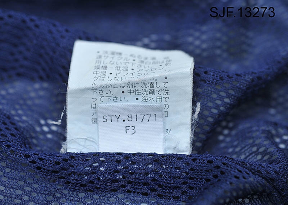 Jakka er produsert av firmaet Patagonia, en meget anerkjent produsent av kvalitetsklær beregnet på fluefiskere. Den er blåfarget i størrelse XXL. 

Den er i Goretex, noe som gjør den behagelig å ha på seg på varme sommerdager og holder fiskeren tørr når det regner. Jakka er forsynt med fast hette som kan justeres med strikk på innersiden mot ansiktet og ei rem i nakken. 

Jakka har 2 ganske store brystlommer for oppbevaring av fluebokser eller lignende. I den venstre innerlomma er det ei lita lomme som kan stenges med en glidelås. På innsiden av den venstre delen av jakka er det også si lita lomme som kan lukkes med glidelås. På ryggen er det ei stor lomme beregnet på store ting som for eksempel ekstra klær. Øverst på ryggen er det en liten d-ring for å feste hoven på. På fronten av jakka er det to d-ringer beregnet på å feste krokløser, fortomsklipper, og lignende. Øverst på venstre frontdel er det en borrelås beregnet på å holde fluestanga på plass mens man for eksempel skifter flue. Bunndelen av stanga settes i ei lita hempe som befinner seg nederst på innsiden av høyre jakkedel. Jakka kan lukkes med glidelås og borrelås. Mot halsen er det ei 13 cm. lang vattert klaff slik at glidelåsen ikke skal komme i kontakt med huden på halsen. Jakka kan justeres med en strikk nederst. Mot håndleddene er det borrelåsjustering som kan strammes rundt håndleddet for å holde regnvann ute når man kaster med flue. Jakka er forsynt med et innerfor i et mykt netting-stoff. 

Jakka er en såkalt lang vadejakke beregnet på å brukes sammen med vaderbukser som går opp til brystet. 

Jakka ble kjøpt av OT. Ljøstad i den lille byen West Yellowstone i Montana, USA, for 15 – 20 år siden. 
