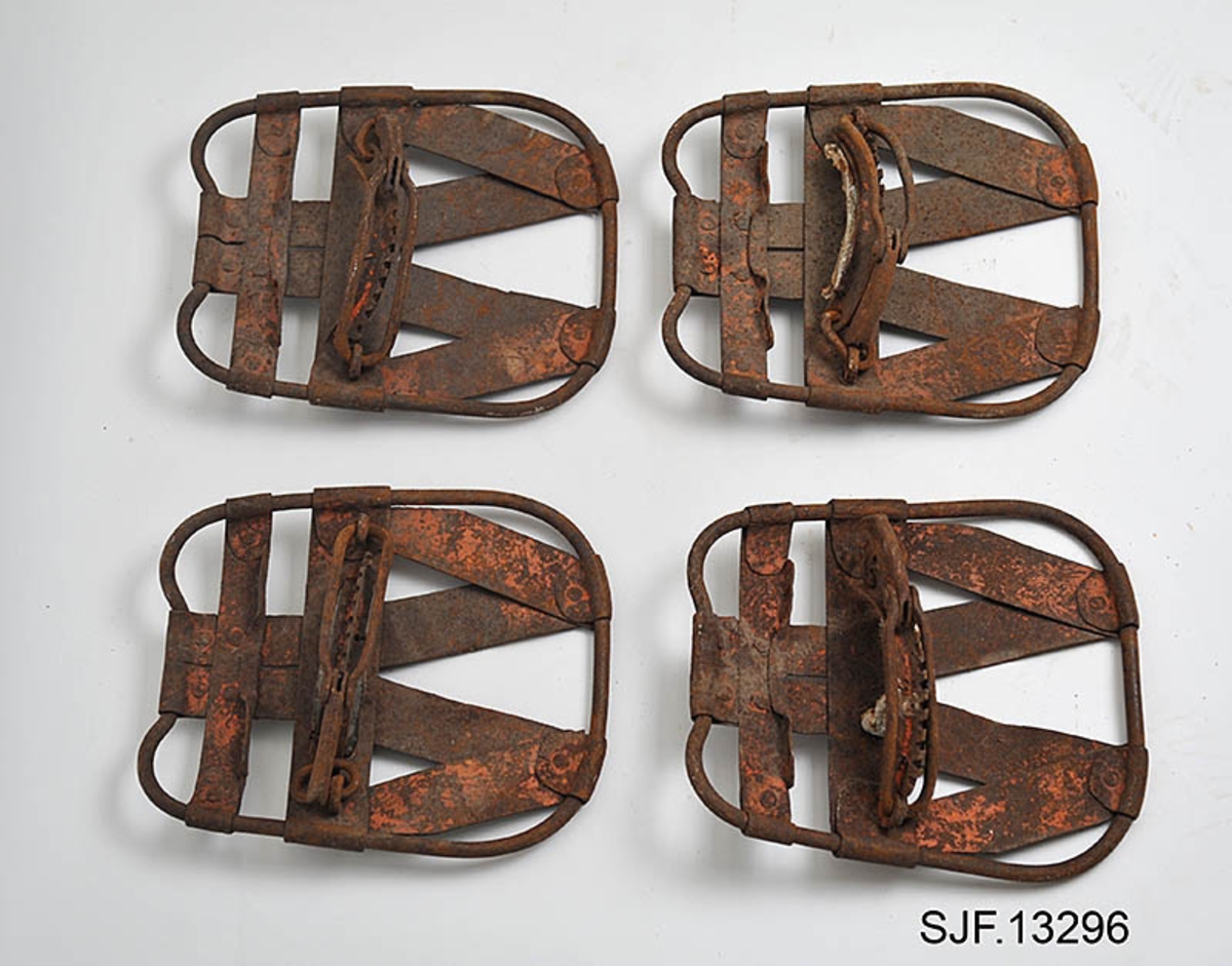 Trugesett for hest, altså fire stykker.  Trugene er lagd av jern.  Rammene er lagd av rør med cirka 1,1 centimeters diameter.  Disse rørene er bøyd i tilnærmet rektangulær form, men med noen avrundete hjørner.  Hver truge er om lag 30 centimeter lang og 24,5 centimeter bred, og har dermed ei bæreflate på drøyt 700 kvadratcentimeter.  Formen holdes stabil ved hjelp av jernband som er bøyd rundt rammerørene og klinket sammen.  To slike band går på tvers av trugene (i bredderetningen) mens det i lengderetningen er lagt band i M- eller W-mønster (avhengig av hvilken veg trugene holdes, M hvis de betraktes skrått bakfra).  De bakerste tverrbandene har kanter som er bøyd oppover, antakelig for å kunne tjene som anlegg for hakene på skogshestens vintersko.  Gjennom de brede tverrbandene noe lengre fram på trugene er det ført jernører med gjennombrutte hull for hengslingslekker for bøyler som ble lagt over hornveggene på hestens framføtter. Den ene bøylehalvdelen har T-formet tverrsnitt med hakk i overkant og lærfôringer på undersida (festet med ståltråd). Ei truge mangler slik fôring, de andre er stive og sprø etter mange års tørk uten tilførsel av nye fettstoffer. Den andre halvdelen av bøylemekanismen består av en lang, buet kjettinglekk med ei dreibar klype med ei gjennomgående nagle like bak hengslingspunktet. Denne nagla føres ned i ett av hakkene på ryggen av den andre bøylehalvdelen, hvoretter endeleddet presses ned. Dermed låses truga godt til foten på hesten. Under tverrbandene bøylene er festet i er det montert jernstag med T-formet tverrsnitt på tvers av trugenes lengderetning. Disse komponentene skulle antakelig redusere faren for at trugene skled på vinterføre. De nevnte tverrstagene er for øvrig festet med kvadratiske muttere på endetappene av «jernørene» som bøylene på oversida av trugene er hengslet til.  På jernet kan vi se spor av oransje lakk, men fargestoffet er i ferd med å bli fortrengt av gravrust. Trugetypen later til å være en serieprodusert artikkel. De brede tverrbandene på to av trugene er merket «ØR» i prikket utførelse. Trugesettet ble levert til museet sammenbuntet med en ståltråd, antakelig slik de har vært oppbevart siden sist de var i bruk.  Ifølge siste eier, Magne Ottershagen fra Styggberget i Elverum, skal dette ha vært vinteren 1953-54.

I Sverige kalles denne trugetypen «norsktrampa», hvilket vel indikerer at det må ha vært en norsk produsent som har eksportert slike truger til nabolandet.