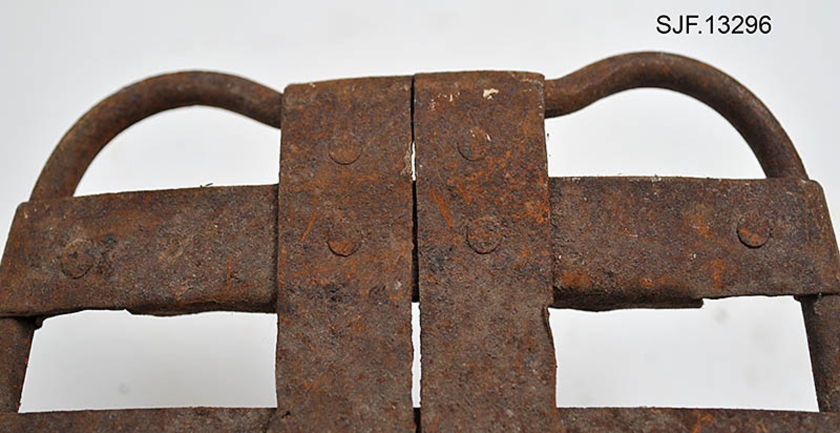 Trugesett for hest, altså fire stykker.  Trugene er lagd av jern.  Rammene er lagd av rør med cirka 1,1 centimeters diameter.  Disse rørene er bøyd i tilnærmet rektangulær form, men med noen avrundete hjørner.  Hver truge er om lag 30 centimeter lang og 24,5 centimeter bred, og har dermed ei bæreflate på drøyt 700 kvadratcentimeter.  Formen holdes stabil ved hjelp av jernband som er bøyd rundt rammerørene og klinket sammen.  To slike band går på tvers av trugene (i bredderetningen) mens det i lengderetningen er lagt band i M- eller W-mønster (avhengig av hvilken veg trugene holdes, M hvis de betraktes skrått bakfra).  De bakerste tverrbandene har kanter som er bøyd oppover, antakelig for å kunne tjene som anlegg for hakene på skogshestens vintersko.  Gjennom de brede tverrbandene noe lengre fram på trugene er det ført jernører med gjennombrutte hull for hengslingslekker for bøyler som ble lagt over hornveggene på hestens framføtter. Den ene bøylehalvdelen har T-formet tverrsnitt med hakk i overkant og lærfôringer på undersida (festet med ståltråd). Ei truge mangler slik fôring, de andre er stive og sprø etter mange års tørk uten tilførsel av nye fettstoffer. Den andre halvdelen av bøylemekanismen består av en lang, buet kjettinglekk med ei dreibar klype med ei gjennomgående nagle like bak hengslingspunktet. Denne nagla føres ned i ett av hakkene på ryggen av den andre bøylehalvdelen, hvoretter endeleddet presses ned. Dermed låses truga godt til foten på hesten. Under tverrbandene bøylene er festet i er det montert jernstag med T-formet tverrsnitt på tvers av trugenes lengderetning. Disse komponentene skulle antakelig redusere faren for at trugene skled på vinterføre. De nevnte tverrstagene er for øvrig festet med kvadratiske muttere på endetappene av «jernørene» som bøylene på oversida av trugene er hengslet til.  På jernet kan vi se spor av oransje lakk, men fargestoffet er i ferd med å bli fortrengt av gravrust. Trugetypen later til å være en serieprodusert artikkel. De brede tverrbandene på to av trugene er merket «ØR» i prikket utførelse. Trugesettet ble levert til museet sammenbuntet med en ståltråd, antakelig slik de har vært oppbevart siden sist de var i bruk.  Ifølge siste eier, Magne Ottershagen fra Styggberget i Elverum, skal dette ha vært vinteren 1953-54.

I Sverige kalles denne trugetypen «norsktrampa», hvilket vel indikerer at det må ha vært en norsk produsent som har eksportert slike truger til nabolandet.