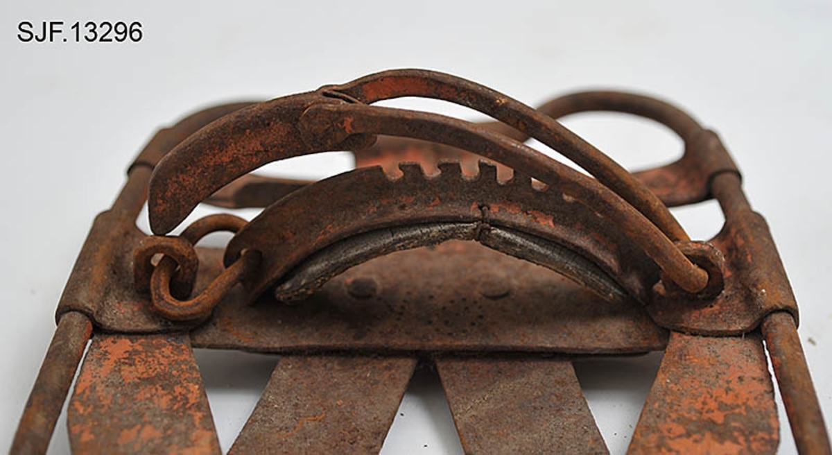 Trugesett for hest, altså fire stykker.  Trugene er lagd av jern.  Rammene er lagd av rør med cirka 1,1 centimeters diameter.  Disse rørene er bøyd i tilnærmet rektangulær form, men med noen avrundete hjørner.  Hver truge er om lag 30 centimeter lang og 24,5 centimeter bred, og har dermed ei bæreflate på drøyt 700 kvadratcentimeter.  Formen holdes stabil ved hjelp av jernband som er bøyd rundt rammerørene og klinket sammen.  To slike band går på tvers av trugene (i bredderetningen) mens det i lengderetningen er lagt band i M- eller W-mønster (avhengig av hvilken veg trugene holdes, M hvis de betraktes skrått bakfra).  De bakerste tverrbandene har kanter som er bøyd oppover, antakelig for å kunne tjene som anlegg for hakene på skogshestens vintersko.  Gjennom de brede tverrbandene noe lengre fram på trugene er det ført jernører med gjennombrutte hull for hengslingslekker for bøyler som ble lagt over hornveggene på hestens framføtter. Den ene bøylehalvdelen har T-formet tverrsnitt med hakk i overkant og lærfôringer på undersida (festet med ståltråd). Ei truge mangler slik fôring, de andre er stive og sprø etter mange års tørk uten tilførsel av nye fettstoffer. Den andre halvdelen av bøylemekanismen består av en lang, buet kjettinglekk med ei dreibar klype med ei gjennomgående nagle like bak hengslingspunktet. Denne nagla føres ned i ett av hakkene på ryggen av den andre bøylehalvdelen, hvoretter endeleddet presses ned. Dermed låses truga godt til foten på hesten. Under tverrbandene bøylene er festet i er det montert jernstag med T-formet tverrsnitt på tvers av trugenes lengderetning. Disse komponentene skulle antakelig redusere faren for at trugene skled på vinterføre. De nevnte tverrstagene er for øvrig festet med kvadratiske muttere på endetappene av «jernørene» som bøylene på oversida av trugene er hengslet til.  På jernet kan vi se spor av oransje lakk, men fargestoffet er i ferd med å bli fortrengt av gravrust. Trugetypen later til å være en serieprodusert artikkel. De brede tverrbandene på to av trugene er merket «ØR» i prikket utførelse. Trugesettet ble levert til museet sammenbuntet med en ståltråd, antakelig slik de har vært oppbevart siden sist de var i bruk.  Ifølge siste eier, Magne Ottershagen fra Styggberget i Elverum, skal dette ha vært vinteren 1953-54.

I Sverige kalles denne trugetypen «norsktrampa», hvilket vel indikerer at det må ha vært en norsk produsent som har eksportert slike truger til nabolandet.