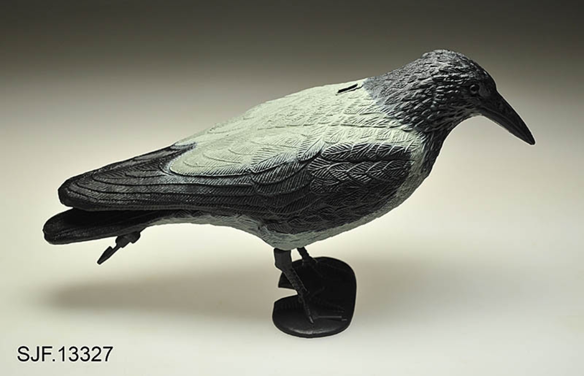 Bulvan, kunstig fugl satt opp for å lokke fugl til stedet der jegeren venter i bakhold. Oftest brukt om kunstige rovfugler som utløser aggressivitet hos den arten man jakter på, av og til også om kunstige fugler som er ment å lokke til seg fugler av samme art. Her er det sistnevnte funksjon som er aktuell. 


Denne bulvanen av kråke er støpt i plast, og den er påmalt kråkas farger.   Bulvanen er kjøpt inn til museet for å brukes i utstillingen Tråkk. 