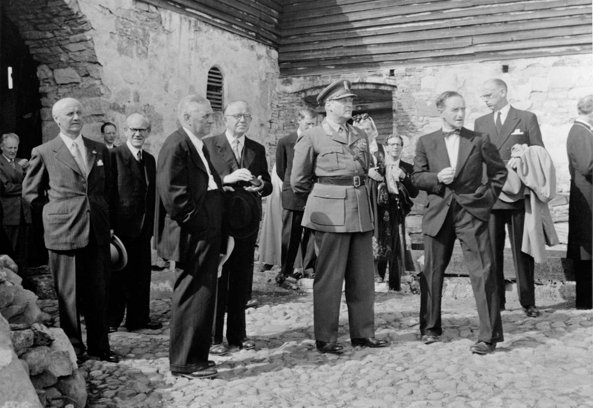Konservator Toralv Bleken-Nilssen (20.02.1896 - 10.07.1965), fikk oppdrag for Oplandenes Folkemuseum på Hamar fra 1928 (senere Hedmarksmuseet og Domkirkeodden). Skrev museets første fører for husene på Domkirkeodden i 1929. Fikk fast ansettelse ved museet i 1949. Skrev Furnes bygdebok I i 1941 og Furnes bygdebok II i 1956.
Toralv Bleken-Nilssen var gift med Karen Bleken-Nílssen (født Leikvam fra Østre Gausdal) i 1932. De bodde i Rosenlundstua på museumsområdet, en tidligere innerstbolig under Storhamar gård. De fikk barna: Sylvi Bleken-Nilssen , Jo Bleken-Nilssen og Sveinung Bleken-Nilssen,