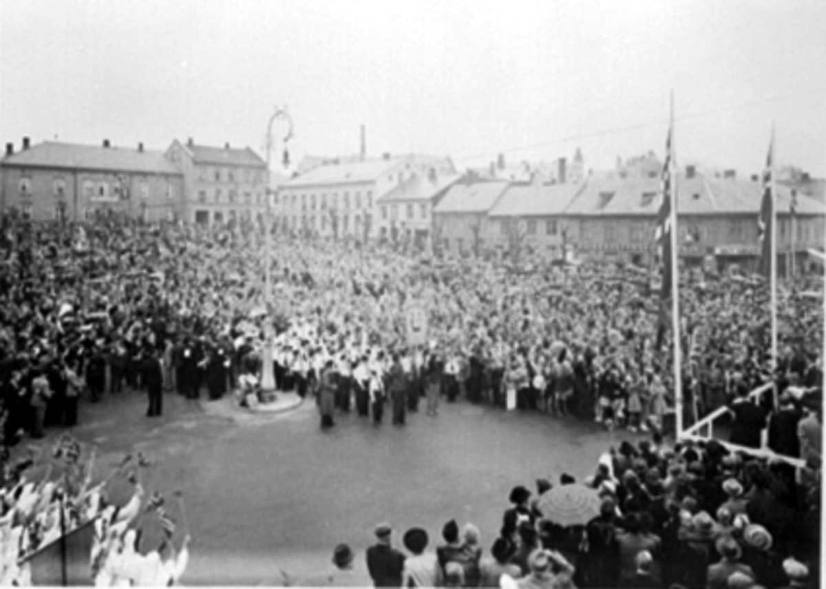 Hamar, Stortorget, frigjøringsdagene i 1945, stor folkemengde på Stortorget mai 1945, 